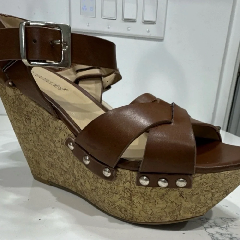 Shoe Dazzle 4” Brown Cork-Textured Platform Wedge Sandals